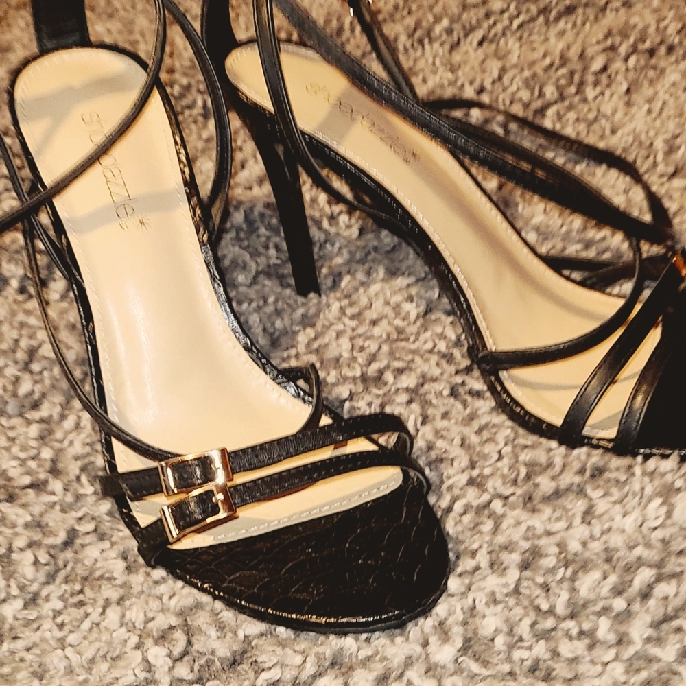 Cutee brand new pumps with straps